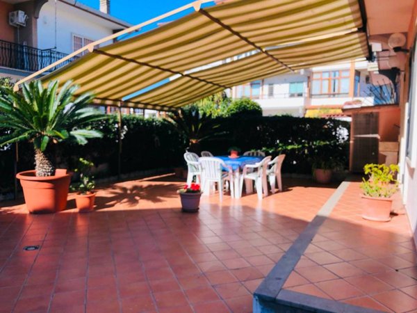 casa indipendente in vendita a Pomezia in zona Torvaianica