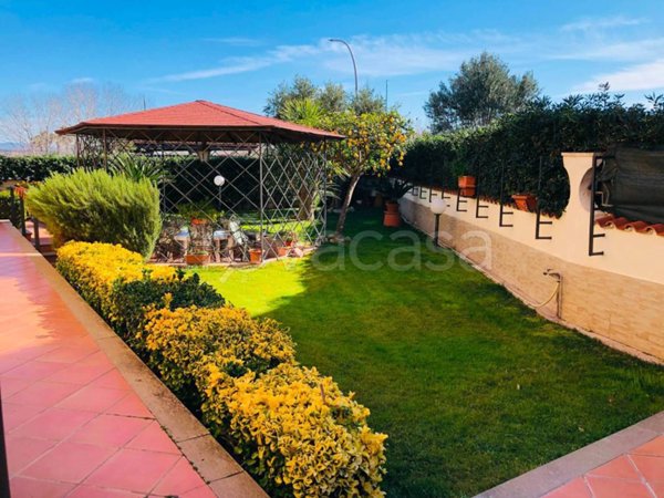 casa indipendente in vendita a Pomezia in zona Torvaianica