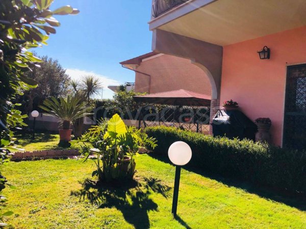 casa indipendente in vendita a Pomezia in zona Torvaianica