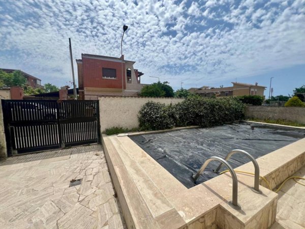 casa indipendente in vendita a Pomezia in zona Torvaianica