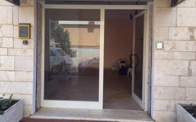 negozio in vendita a Pomezia in zona Torvaianica