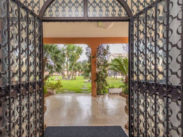 casa indipendente in vendita a Pomezia in zona Torvaianica