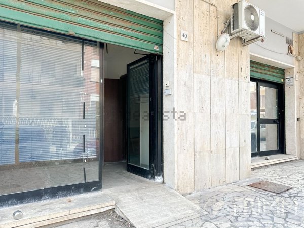 locale commerciale in vendita a Pomezia in zona Torvaianica