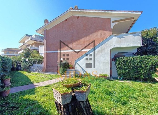 casa indipendente in vendita a Pomezia in zona Torvaianica