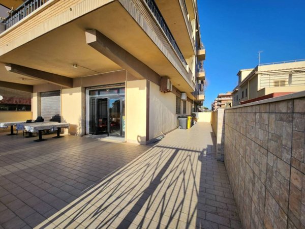 negozio in vendita a Pomezia in zona Torvaianica