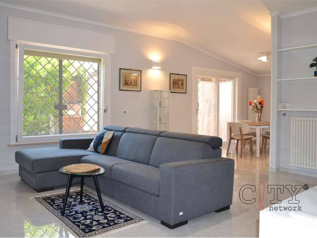 casa indipendente in vendita a Pomezia in zona Colli di Enea