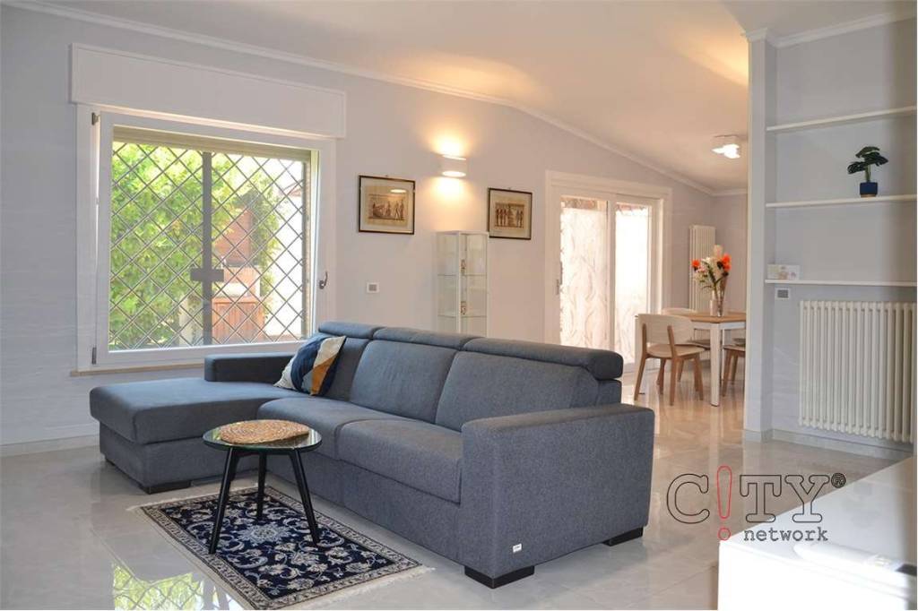 casa indipendente in vendita a Pomezia in zona Colli di Enea