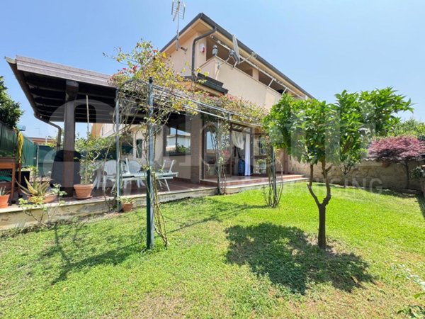 casa indipendente in vendita a Pomezia in zona Pratica di Mare