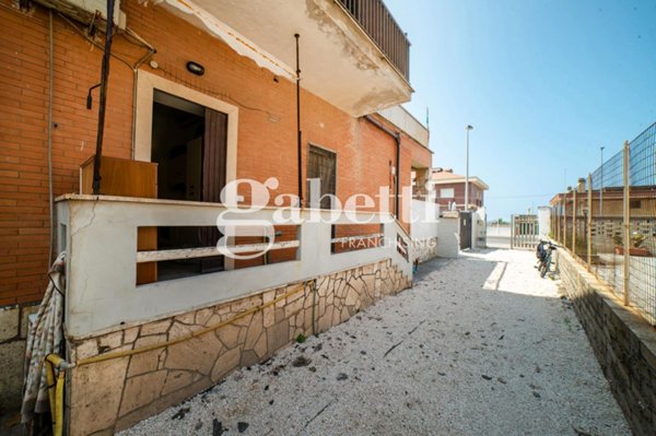 appartamento in vendita a Pomezia in zona Torvaianica