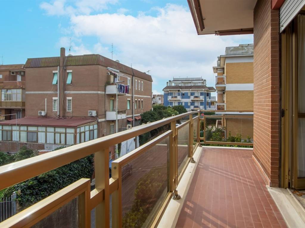 appartamento in vendita a Pomezia in zona Torvaianica
