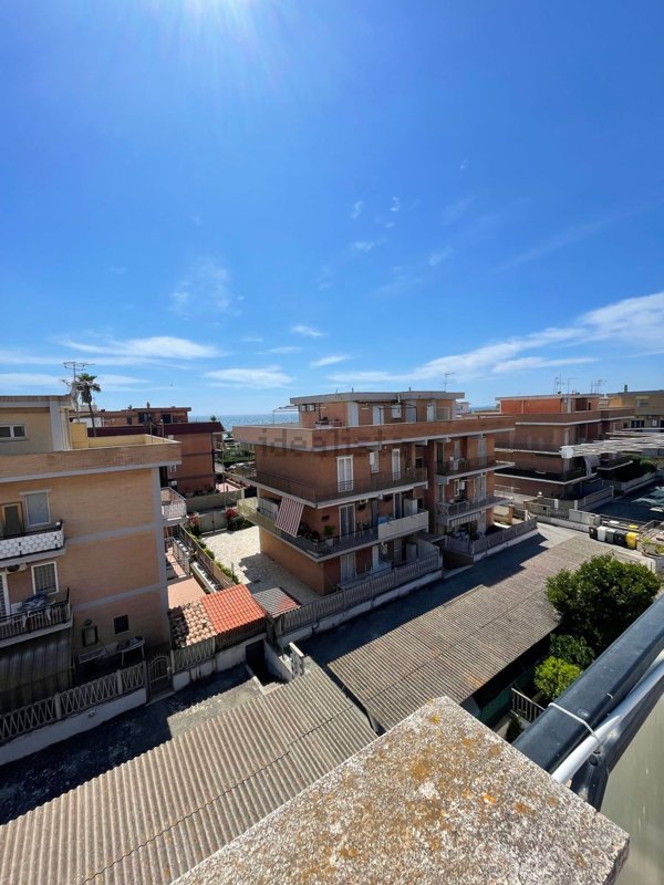 appartamento in vendita a Pomezia in zona Torvaianica