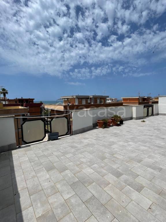 appartamento in vendita a Pomezia in zona Torvaianica