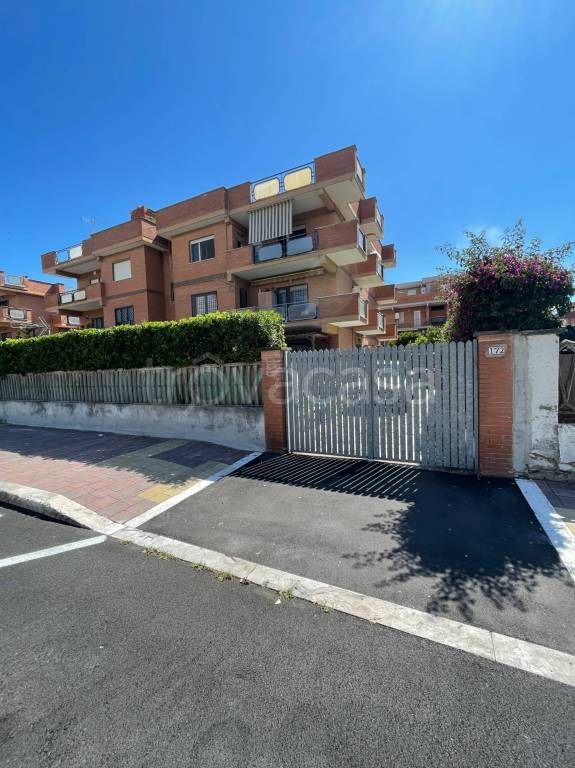 appartamento in vendita a Pomezia in zona Torvaianica