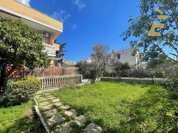 appartamento in vendita a Pomezia in zona Torvaianica
