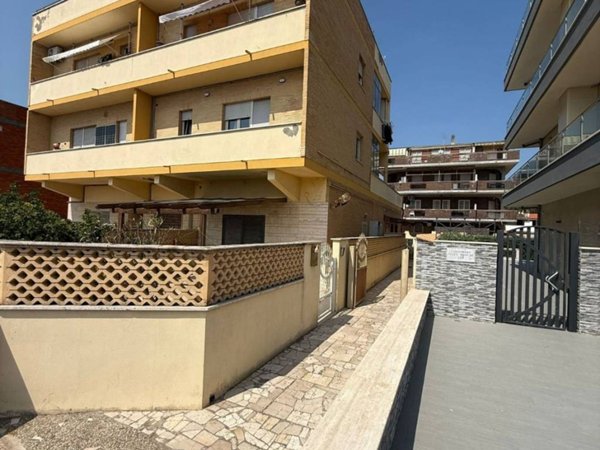 negozio in vendita a Pomezia in zona Torvaianica
