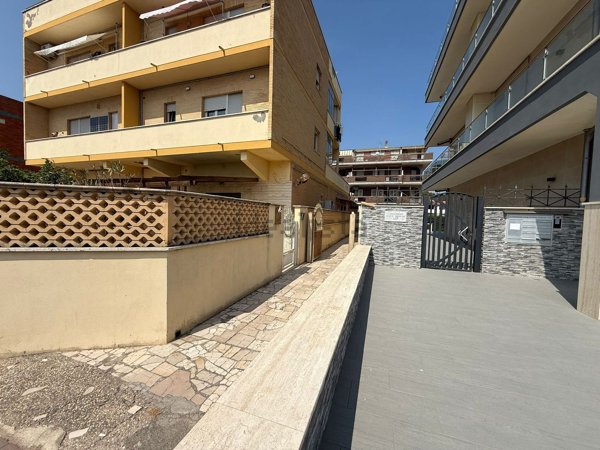 negozio in vendita a Pomezia in zona Torvaianica