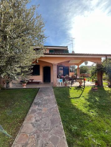 casa indipendente in vendita a Pomezia