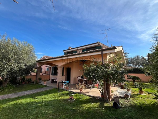 casa indipendente in vendita a Pomezia