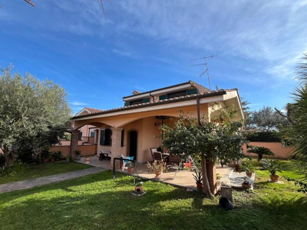 casa indipendente in vendita a Pomezia