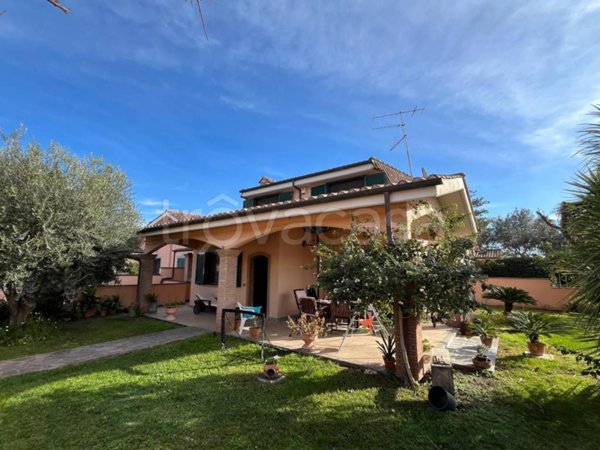 casa indipendente in vendita a Pomezia