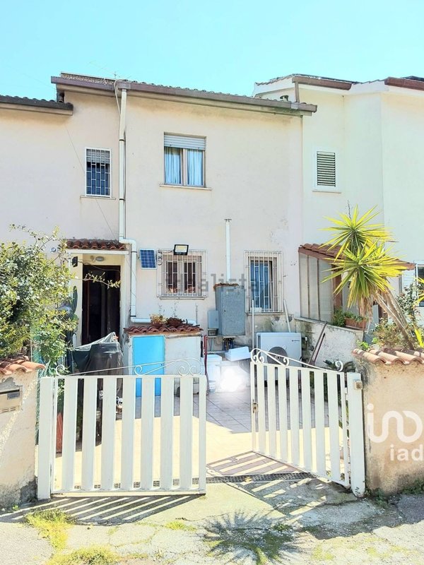 casa indipendente in vendita a Pomezia in zona Pratica di Mare