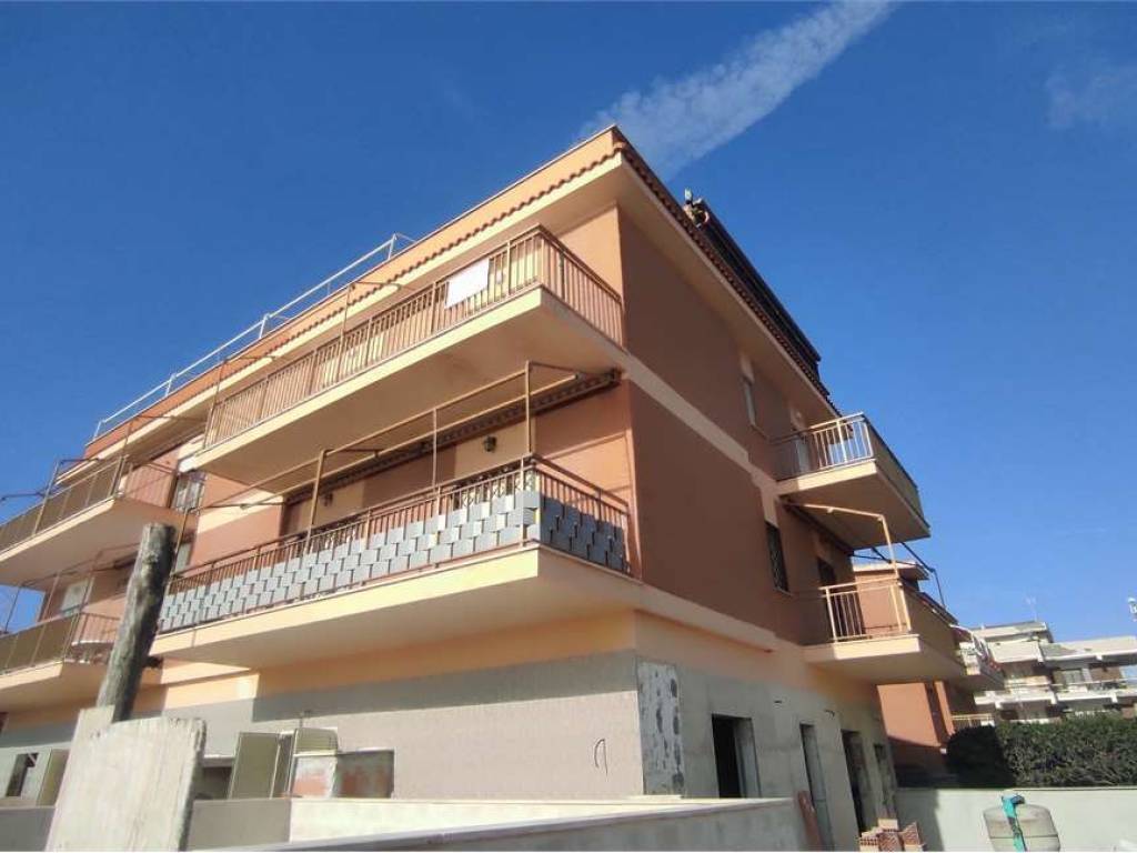 appartamento in vendita a Pomezia in zona Torvaianica