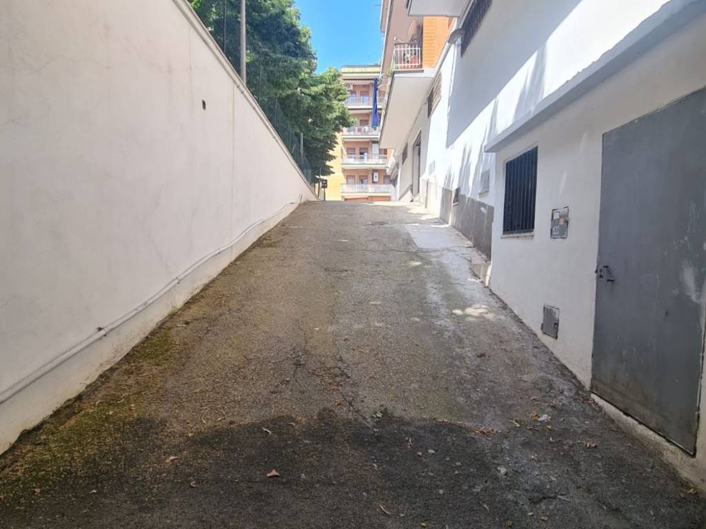 locale di sgombero in vendita a Pomezia