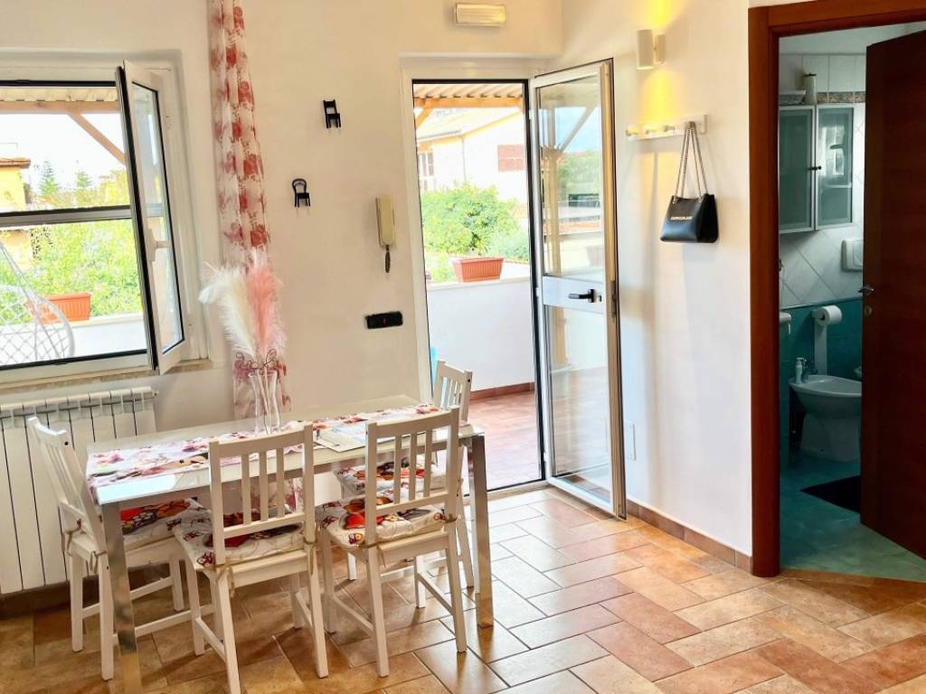 appartamento in vendita a Pomezia in zona Torvaianica