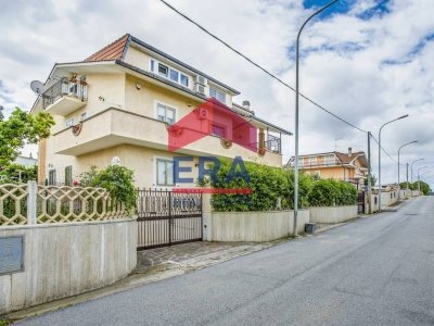 appartamento in vendita a Pomezia in zona Castagnetta