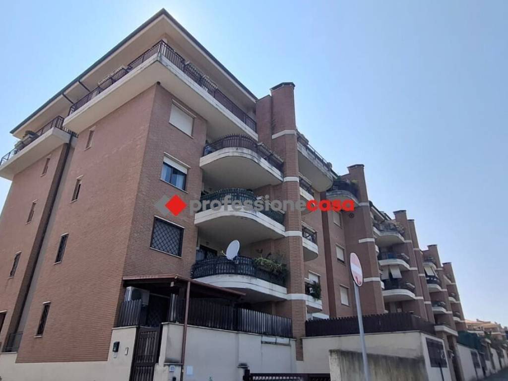 appartamento in vendita a Pomezia in zona Colli di Enea