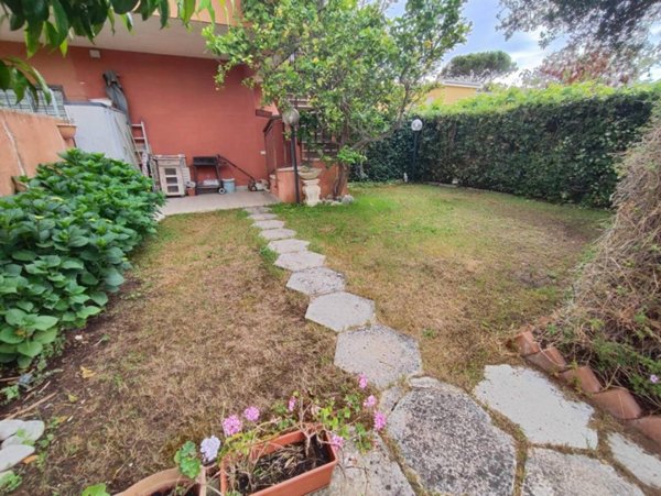 casa indipendente in vendita a Pomezia in zona Torvaianica