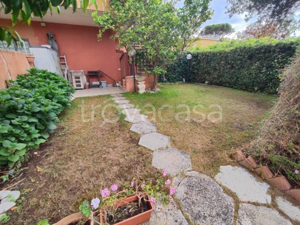 casa indipendente in vendita a Pomezia in zona Torvaianica