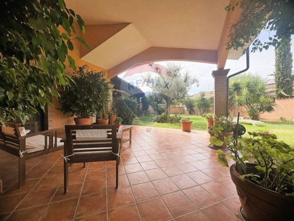 casa indipendente in vendita a Pomezia in zona Colli di Enea