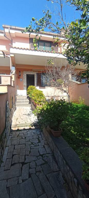 casa indipendente in vendita a Pomezia in zona Torvaianica Alta
