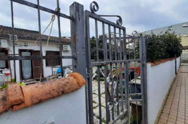 casa indipendente in vendita a Pomezia in zona Torvaianica