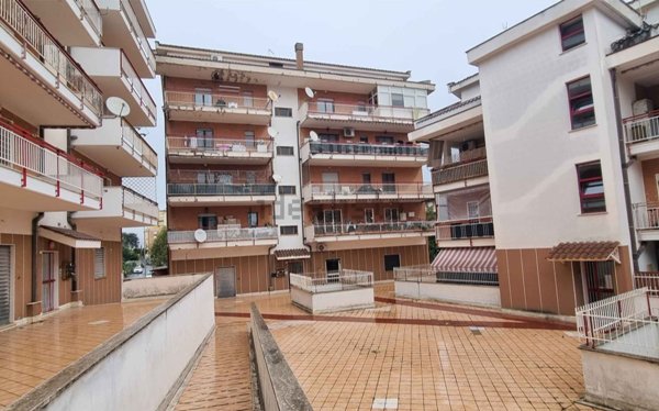 appartamento in vendita a Pomezia in zona Pratica di Mare