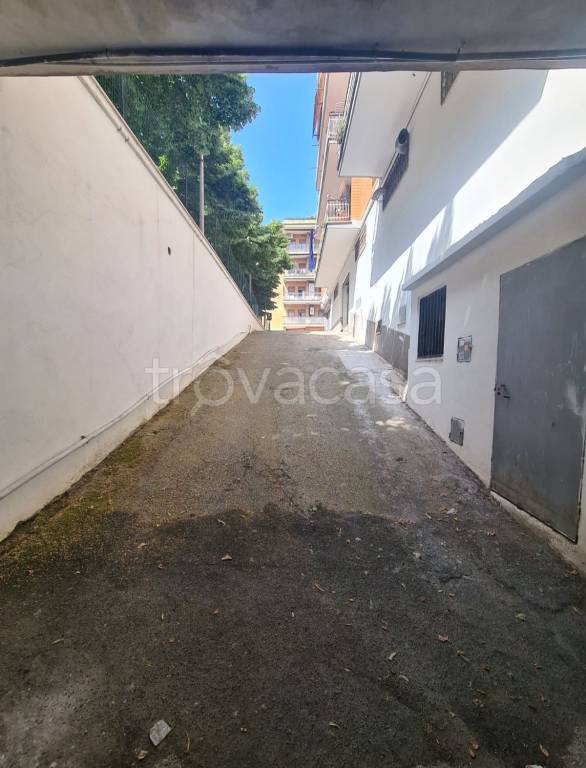 locale di sgombero in vendita a Pomezia