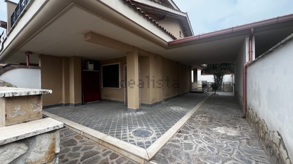 casa indipendente in vendita a Pomezia in zona Campo Jemini
