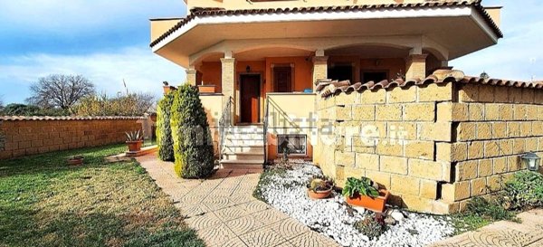 casa indipendente in vendita a Pomezia