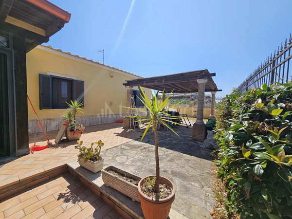 casa indipendente in vendita a Pomezia in zona Torvaianica