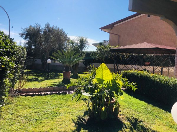 casa indipendente in vendita a Pomezia