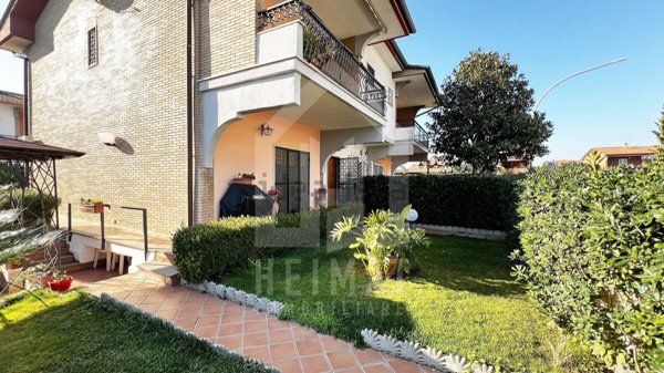 casa indipendente in vendita a Pomezia in zona Torvaianica