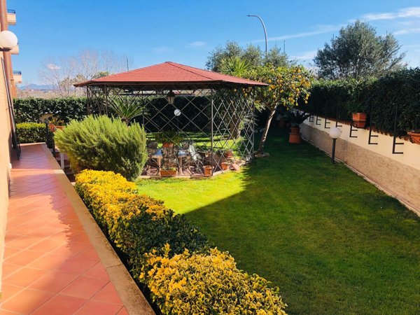 casa indipendente in vendita a Pomezia in zona Torvaianica