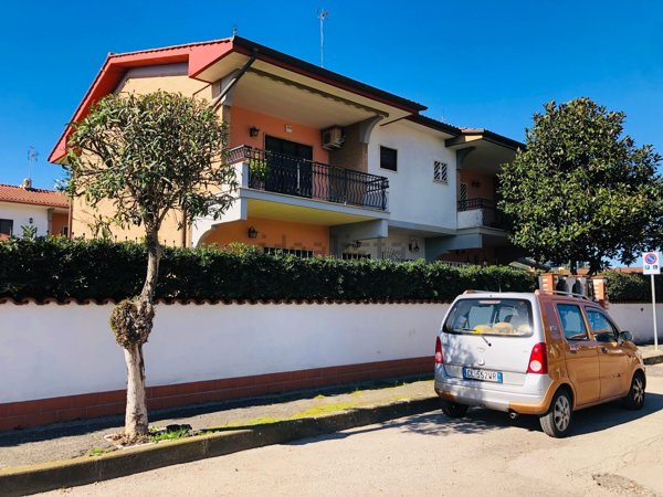 casa indipendente in vendita a Pomezia in zona Torvaianica