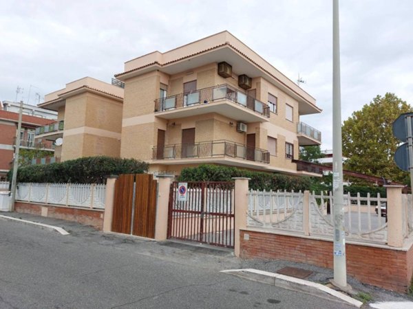 appartamento in vendita a Pomezia in zona Torvaianica