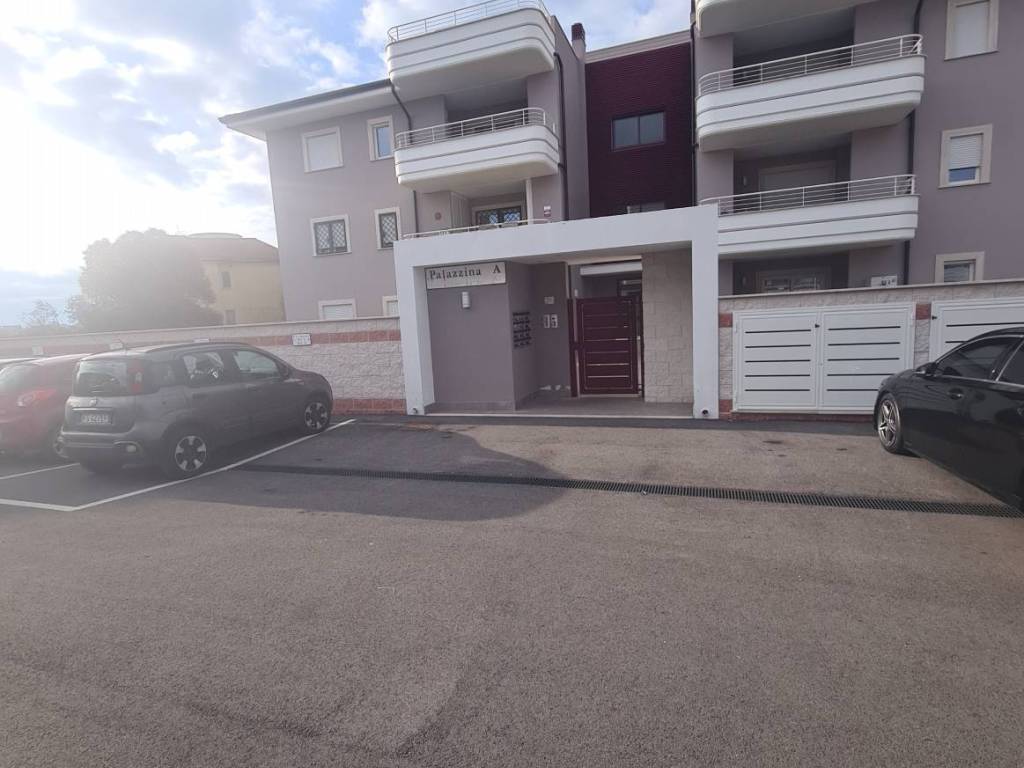 appartamento in vendita a Pomezia in zona Castagnetta