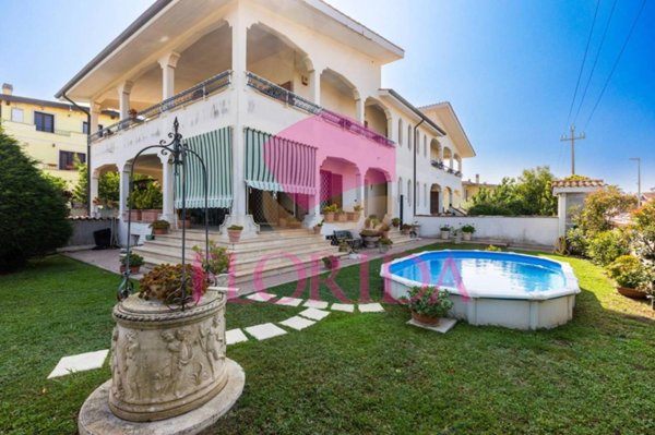 casa indipendente in vendita a Pomezia in zona Torvaianica Alta