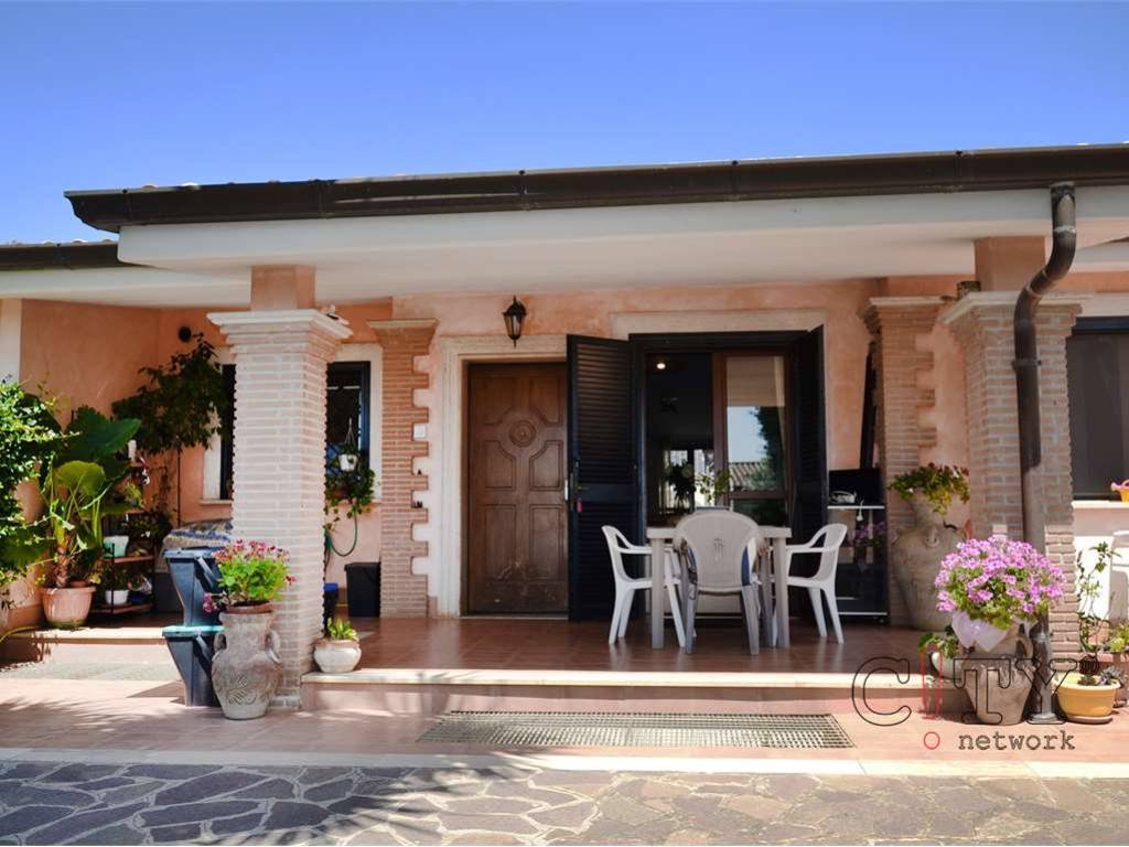 casa indipendente in vendita a Pomezia in zona Colli di Enea