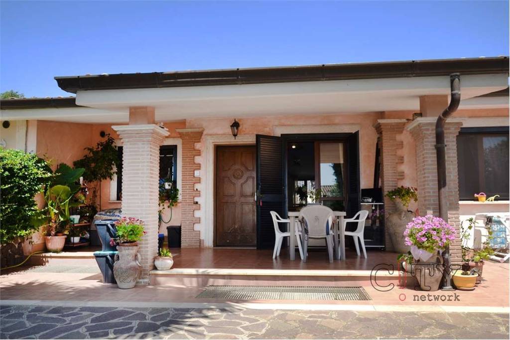 casa indipendente in vendita a Pomezia in zona Colli di Enea