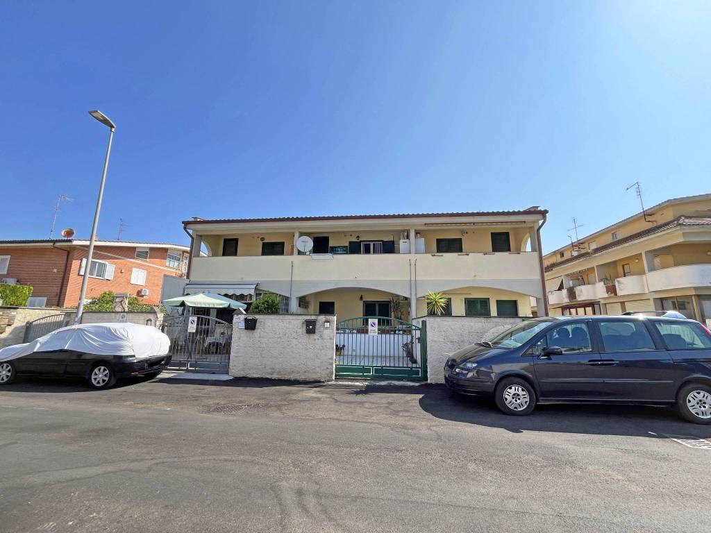 appartamento in vendita a Pomezia in zona Campo Selva